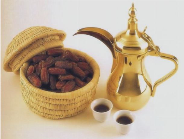 Узкий носик йеменских кофейников рассчитан на зернышко кардамона