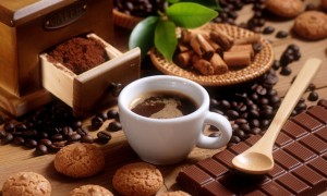 Вкус вашего утреннего кофе зависит от цвета чашки